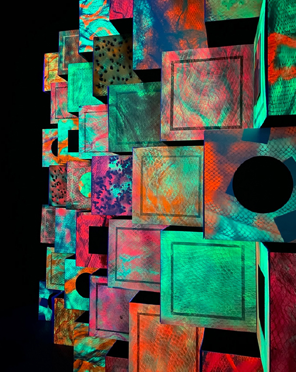 نجاة مكي: "حوار النور والظلام"، متحف الشارقة للخط، من المعرض الفردي "أنوار القلوب"، على هامش مهرجان الفنون الإسلامية الدورة 24.